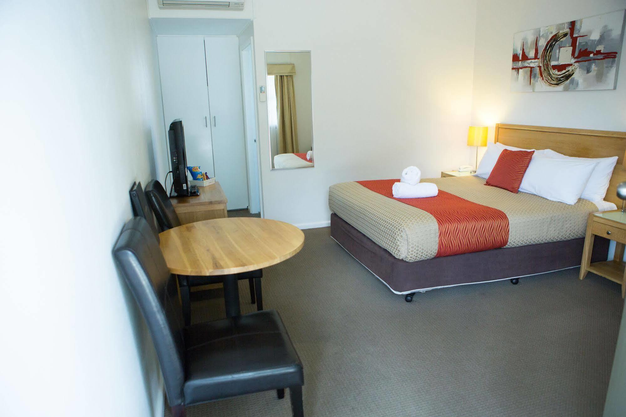 Colonial Lodge Motor Inn Yass Extérieur photo